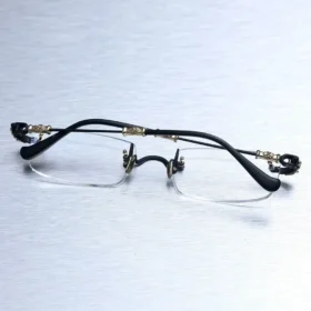 Charakterystyczne okulary bezramkowe Chrome Hearts