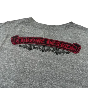 Koszulka Chrome Hearts z dekoltem w serek i nadrukiem z tyłu, szaro-czerwona