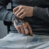 Mały pierścionek obrotowy z symbolem „CH Plus”