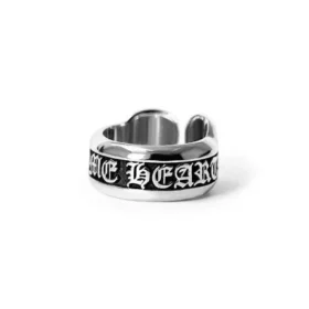 Pierścionek Chrome Hearts Scroll – mały pierścionek z etykietą