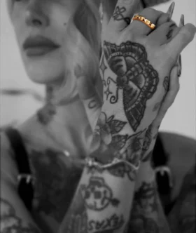 Pierścionek True Fucking Punk z 22-karatowego złota