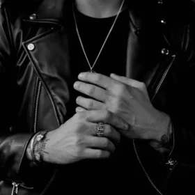 Pierścionek z krzyżem i koroną Chrome Hearts